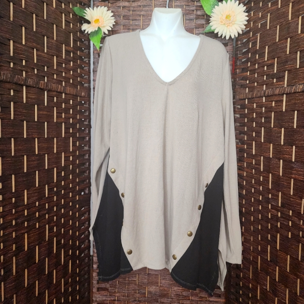 retrelogy Blouse good condition color tan and black